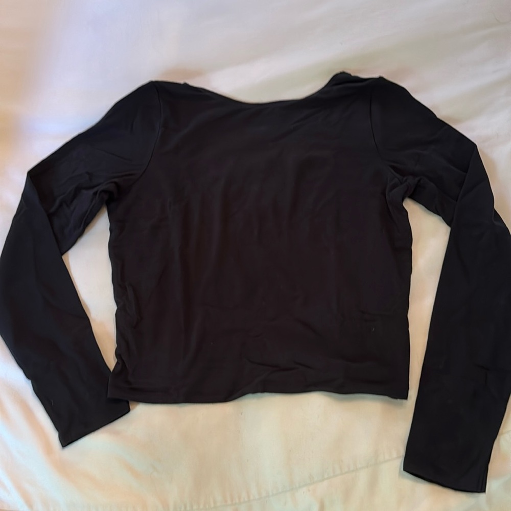 Hollister black long sleeves tee. Cropped with scoop back. Size large